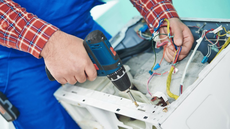 Bahçelievler Ariston Ariston çamaşır makinesi kart tamiri – Su almama arızası orijinal parça ile giderildi. - Teknik servis örneği